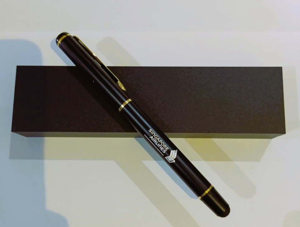 SINGAPORE AIRLINES High-quality Metal Pen Premium Business Pen Comfort Grip Smooth Writing Ideal for Office Home Use Signature Pen with Stylus Attached SINGAPORE009